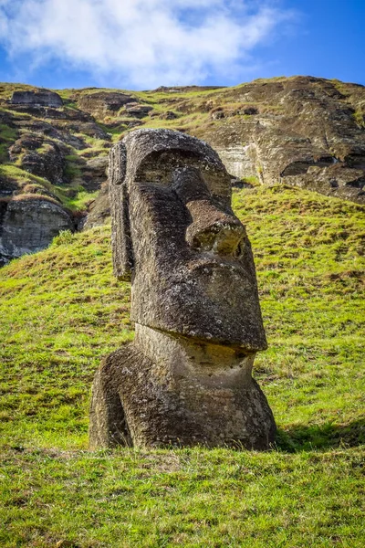 Moai op Paaseiland, Rano Raraku vulkaan standbeeld — Stockfoto