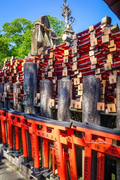 Geschenke bei fushimi inari taisha, kyoto, japan — Stockfoto
