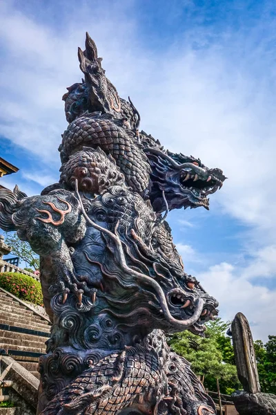 Dragon szobor előtt a kiyomizu-dera temple, Kyoto, Japán — Stock Fotó
