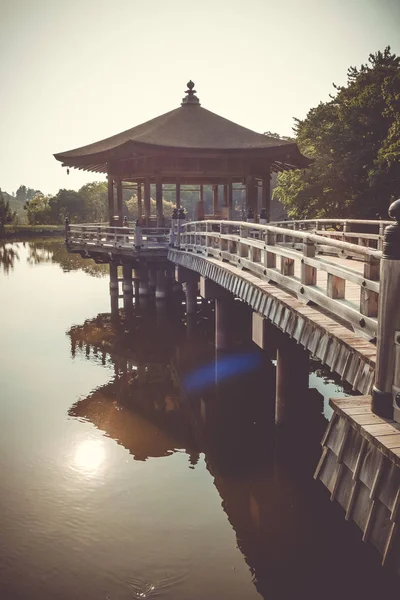 Padiglione Ukimido sull'acqua nel parco di Nara, Giappone — Foto Stock