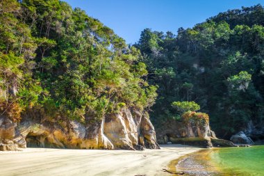 Derede günbatımı Abel Tasman Ulusal Parkı, Yeni Zelanda