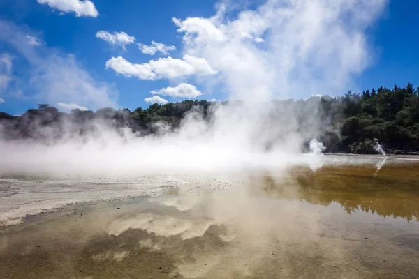Steaming lake in Waiotapu, Rotorua, New Zealand — Stock Photo, Image