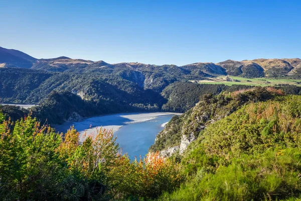 Desfiladeiro de montanha e paisagem fluvial na Nova Zelândia — Fotografia de Stock