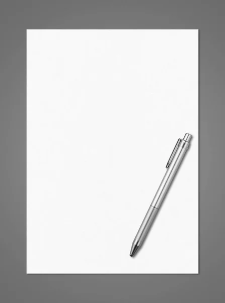 Blank White A4 folha de papel e modelo de caneta mockup — Fotografia de Stock