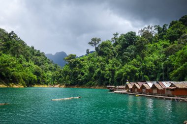Cheow Lan Gölü'nde yüzen köy, Khao Sok, Tayland