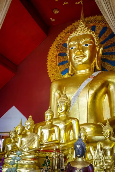 Pomnik Buddy w świątyni Wat Phra Singh, Chiang Mai, Tajlandia — Zdjęcie stockowe