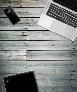 Dizüstü bilgisayar, tablet ve telefon seti ahşap bir arka plan üzerinde mockup. 3d r