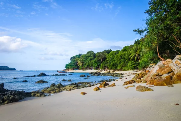 Tropikalnej plaży w Koh Lipe, Tajlandia — Zdjęcie stockowe