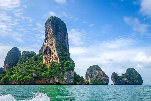 Útesy na Railay Beach, Krabi, Thajsko — Stock fotografie