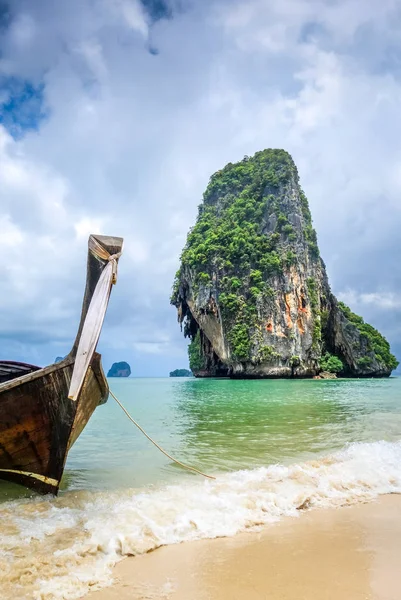 Barco de cola larga en Phra Nang Beach, Krabi, Tailandia — Foto de Stock