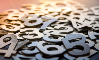 Somut sayılarla yapılan matematik soyut arkaplanı