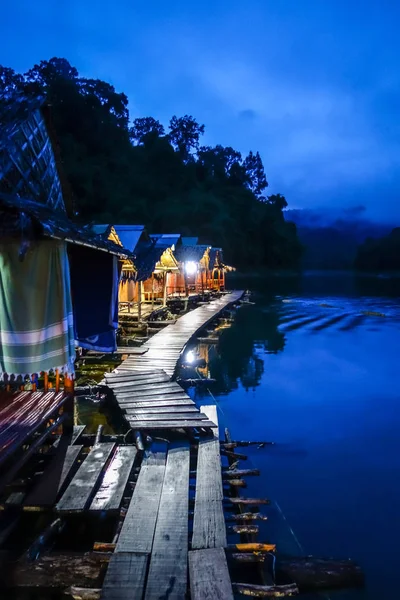 Zwevende dorp nachts Cheow Lan Lake, Khao Sok, Thailand — Stockfoto