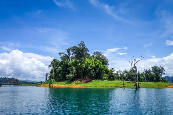 Lac Cheow Lan, parc national de Khao Sok, Thaïlande — Photo