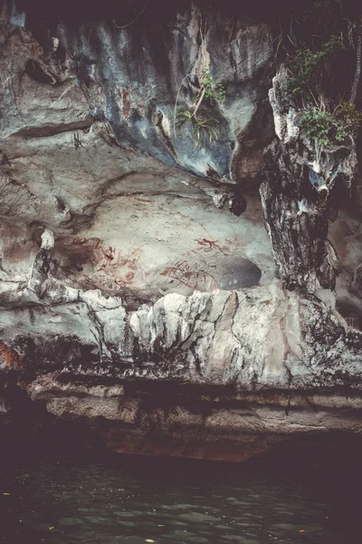 泰国攀牙湾洞穴中的史前绘画 — 图库照片