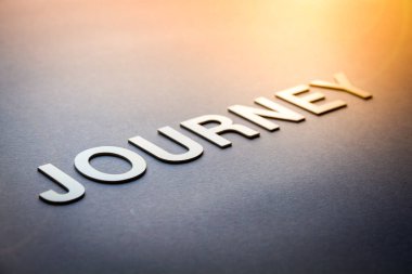 Sözcük yolculuğu beyaz katı harflerle yazıldı