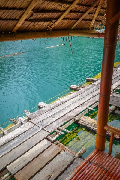 Zwevende bungalow in Cheow Lan Lake, Khao Sok, Thailand — Stockfoto