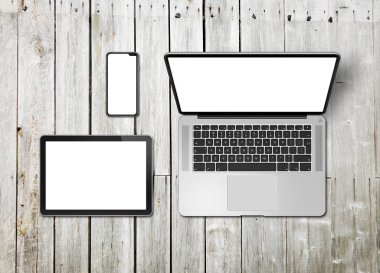 Dizüstü bilgisayar, tablet ve telefon seti ahşap bir arka plan üzerinde mockup. 3d r