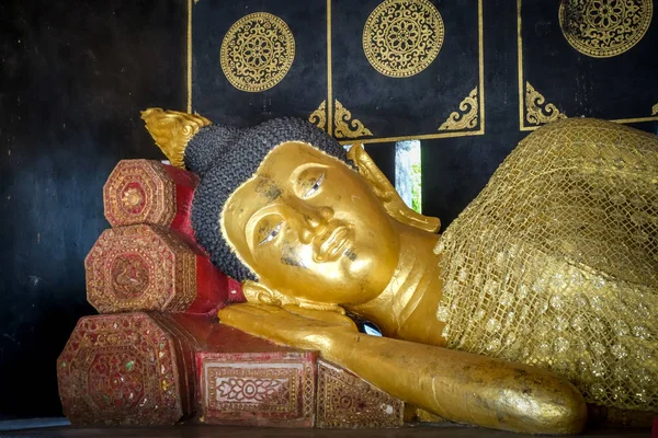 Estatua de Buda, templo de Wat Chedi Luang, Chiang Mai, Tailandia — Foto de Stock
