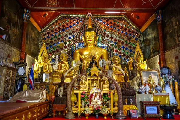 Pomnik Buddy, Świątynia Wat Doi Suthep, Chiang Mai, Tajlandia — Zdjęcie stockowe