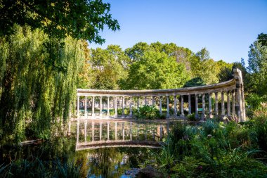Parc Monceau, Paris, Fransa 'da Korint sütunları
