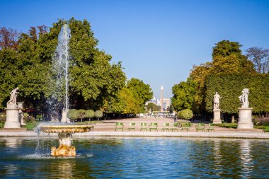 Tuileries Garden göleti, Obelisk ve zafer kemeri, Paris, Fransa