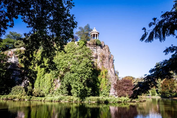 Templo y lago de Sibyl en el parque Buttes-Chaumont, París — Foto de Stock