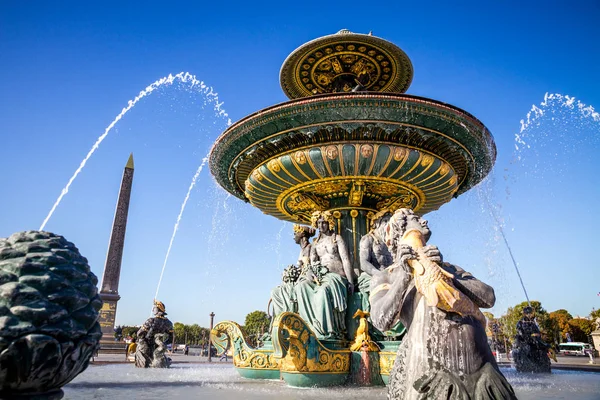 巴黎协和广场的海洋之泉和Louxor方尖碑 — 图库照片