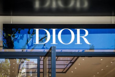 Paris - 10 Eylül 2019: Dior lüks parfüm mağazası