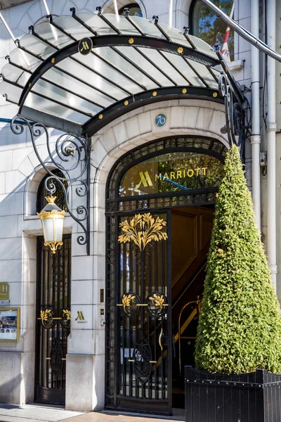 París - 10 de septiembre de 2019: la entrada al hotel de lujo Marriott — Foto de Stock