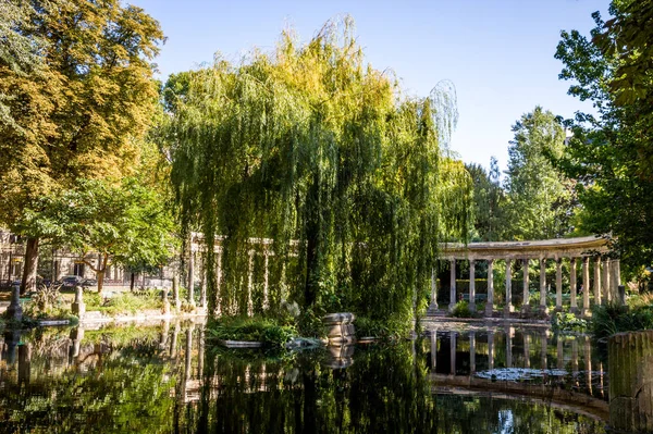 Korintská kolonáda v Parc Monceau, Paříž, Francie — Stock fotografie