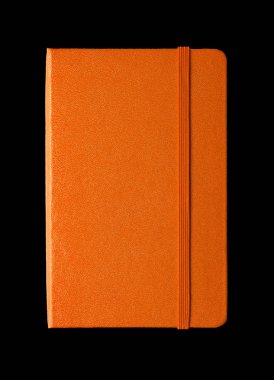 Turuncu kapalı defter siyah üzerine izole edildi