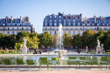 Paris - 10 Eylül 2019: Tuileries Ga göleti ve koridorları