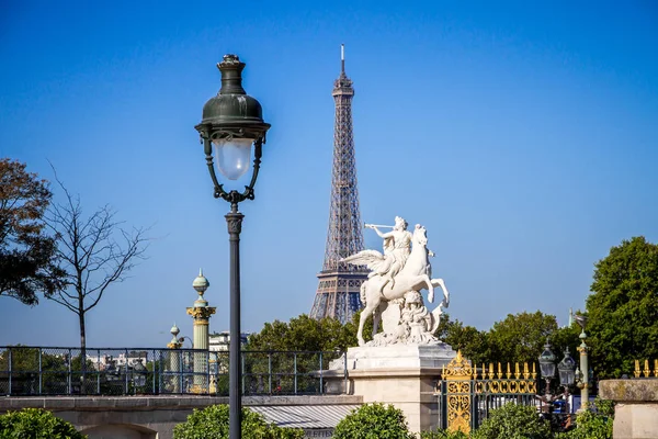Estatua de mármol y vista a la Torre Eiffel desde el Jardín de las Tullerías, P — Foto de Stock