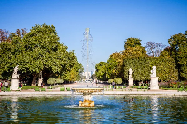 파리 - 2019 년 9 월 10 일 : Tuileries garden pond, obelisk and — 스톡 사진