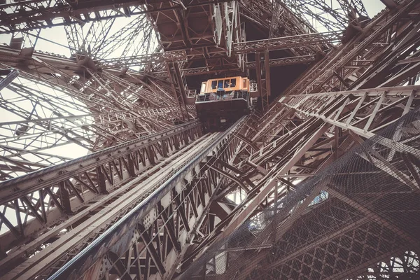 Πύργος του Άιφελ δομή και ασανσέρ, Παρίσι, Γαλλία — Φωτογραφία Αρχείου