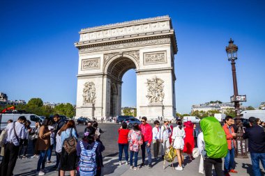 Paris - 10 Eylül 2019: Turist önünde fotoğraf çekiyor
