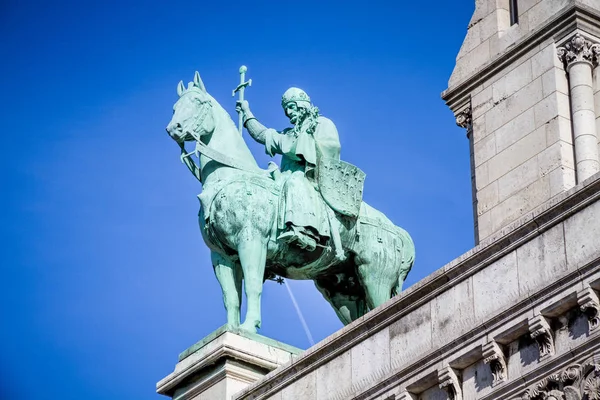 Париж - 6 вересня 2019: бронзова статуя лицаря на базиліці — стокове фото
