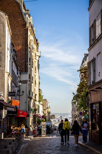 PARIS - September 6, 2019 : Typical Parisian street and shops on — ストック写真