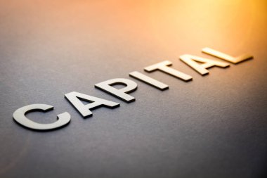 Beyaz katı harflerle yazılmış kelime sermayesi