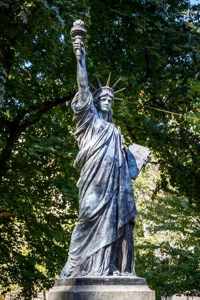 Die Freiheitsstatue in den luxemburgischen Gärten, Paris — Stockfoto