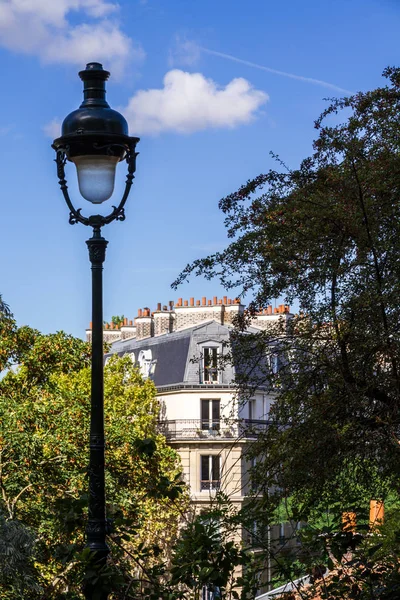 Paris - 3 september 2019: Haussmann byggnaden utsikt från Men — Stockfoto