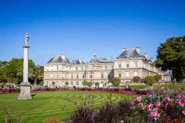Paris - 19 Eylül 2019: Lüksemburg Sarayı ve Bahçeleri