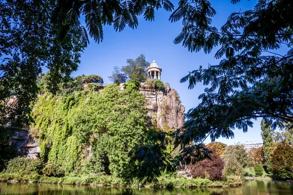 Świątynia Sybilla i jezioro w parku Buttes-Chaumont, Paryż — Zdjęcie stockowe