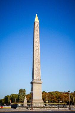 Konkord Meydanı, Paris 'te Luxor' lu Obelisk