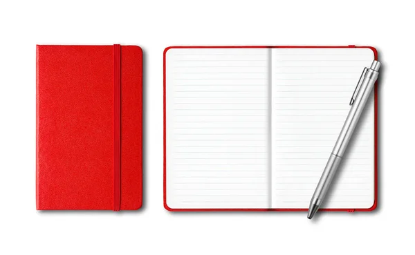 Röda stängda och öppna anteckningsböcker med en penna isolerad på vitt — Stockfoto