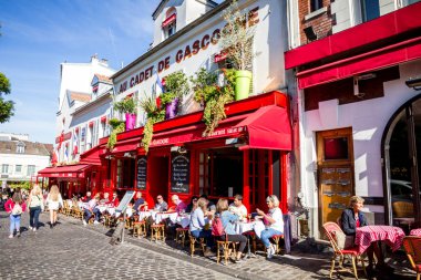 Paris - 6 Eylül 2019: Place du 'daki restoranların terasları 