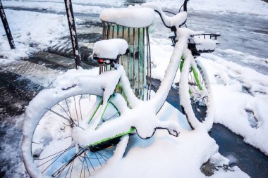 Paris - 7 Şubat 2018: Velib bisikleti karın altında