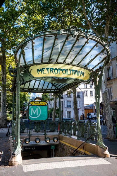 Parijs - 6 september 2019: Abbesses metrostation entree des — Stockfoto