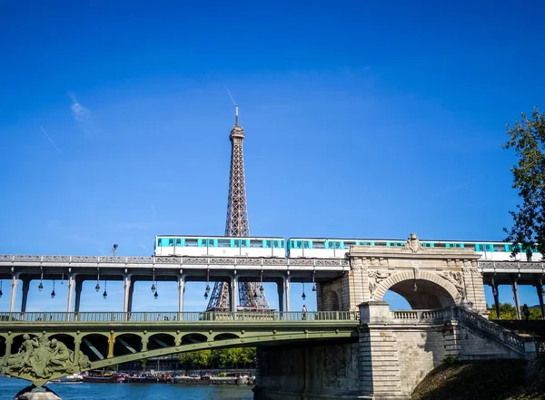 PARIS - 24 septembre 2017 : Tour Eiffel et vue aérienne du métro — Photo