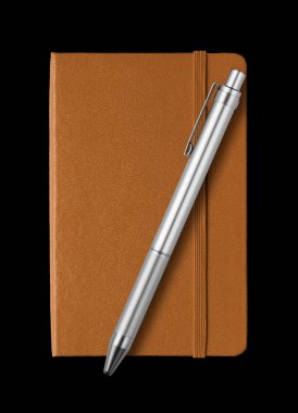 Siyah üzerine izole edilmiş deri kaplı defter ve kalem